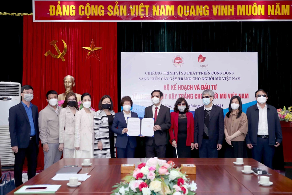 Thứ trưởng Bộ KH-ĐT Nguyễn Thị Bích Ngọc trao tặng gậy trắng cho đại diện Hội Người mù Việt Nam