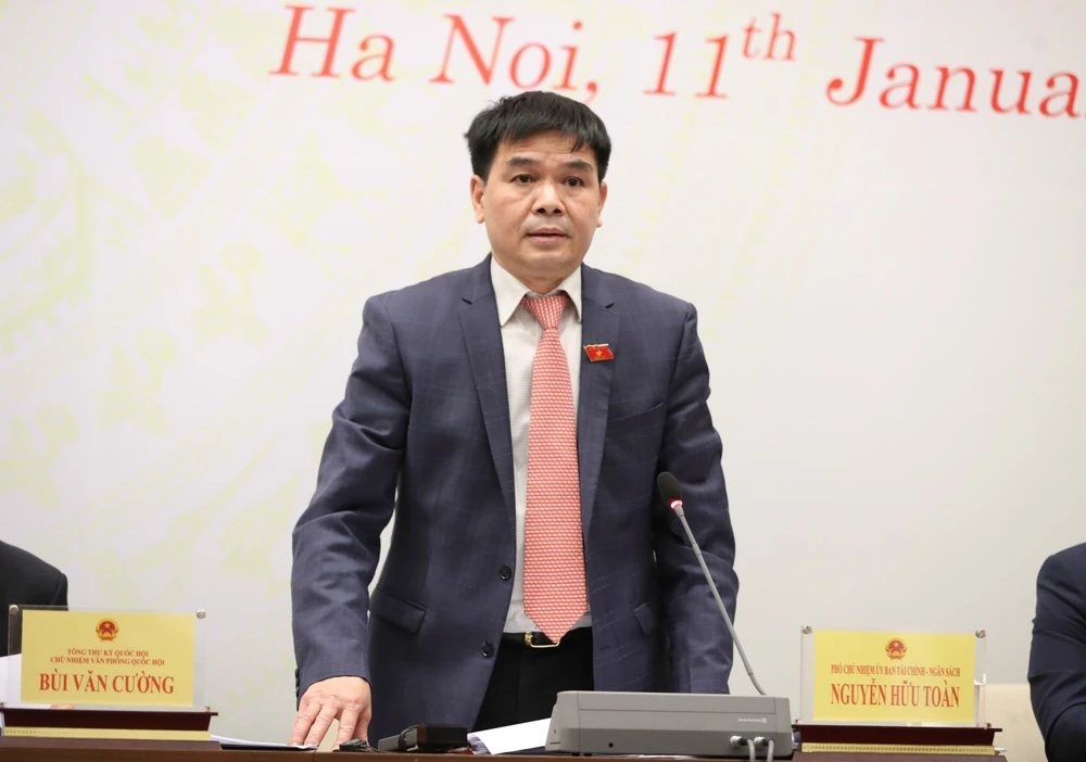 Phó chủ nhiệm Ủy ban Tài chính - Ngân sách Nguyễn Hữu Toàn trả lời tại cuộc họp 