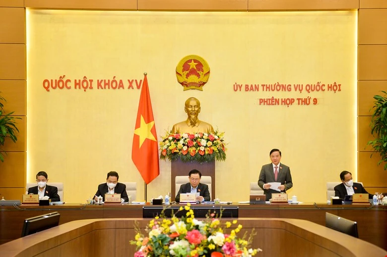 Phó Chủ tịch Quốc hội Nguyễn Khắc Định điều hành phiên thảo luận về dự án Luật Thực hiện dân chủ ở xã, phường, thị trấn 