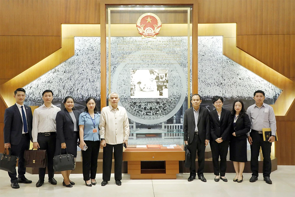 Phó Chủ tịch Quốc hội Lào Sommad Pholsena với các đại biểu tại Phòng Truyền thống, Nhà Quốc hội 