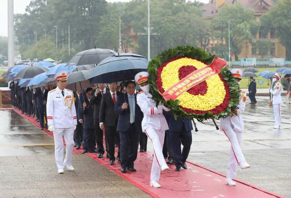 Các đồng chí lãnh đạo Đảng, Nhà nước cùng các đại biểu Quốc hội đặt vòng hoa và vào Lăng viếng Chủ tịch Hồ Chí Minh. Vòng hoa của đoàn mang dòng chữ "Đời đời nhớ ơn Chủ tịch Hồ Chí Minh vĩ đại". Ảnh: QUANG PHÚC 