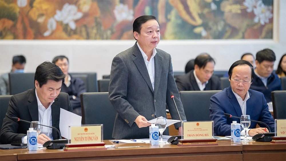 Bộ trưởng Bộ TN-MT Trần Hồng Hà giải trình tại phiên họp