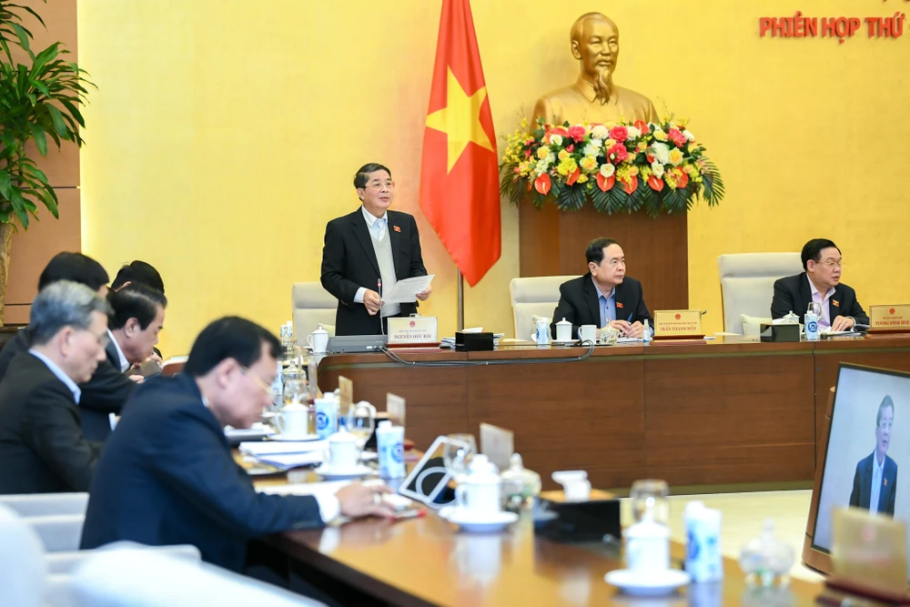 Phó Chủ tịch Quốc hội Nguyễn Đức Hải điều hành phiên họp của Ủy ban Thường vụ Quốc hội chiều 21-12. Ảnh: VIẾT CHUNG 