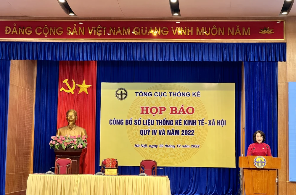 Tổng cục trưởng Tổng cục Thống kê Nguyễn Thị Hương công bố thông tin tại cuộc họp báo