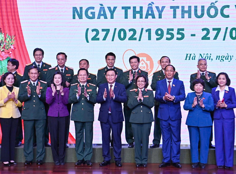 Chủ tịch Quốc hội cùng đoàn công tác chụp ảnh lưu niệm với các giáo sư, bác sĩ, nhân viên y tế của Bệnh viện Trung ương Quân đội 108. Ảnh: VIẾT CHUNG
