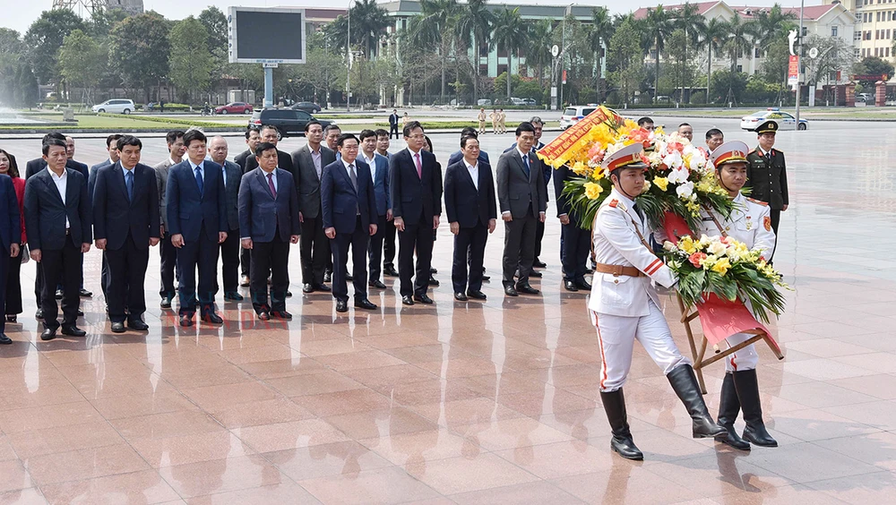 Chủ tịch Quốc hội Vương Đình Huệ cùng Đoàn công tác đã tới dâng hoa tại tượng đài Tổng Bí thư Nguyễn Văn Linh
