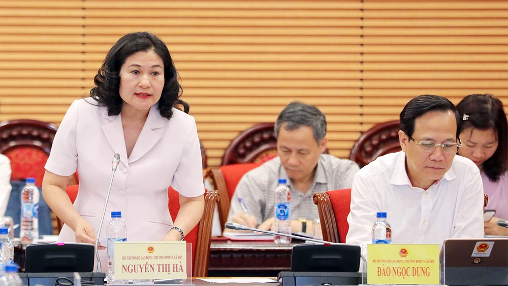 Thứ trưởng Bộ LĐ-TB-XH Nguyễn Thị Hà báo cáo tại phiên họp