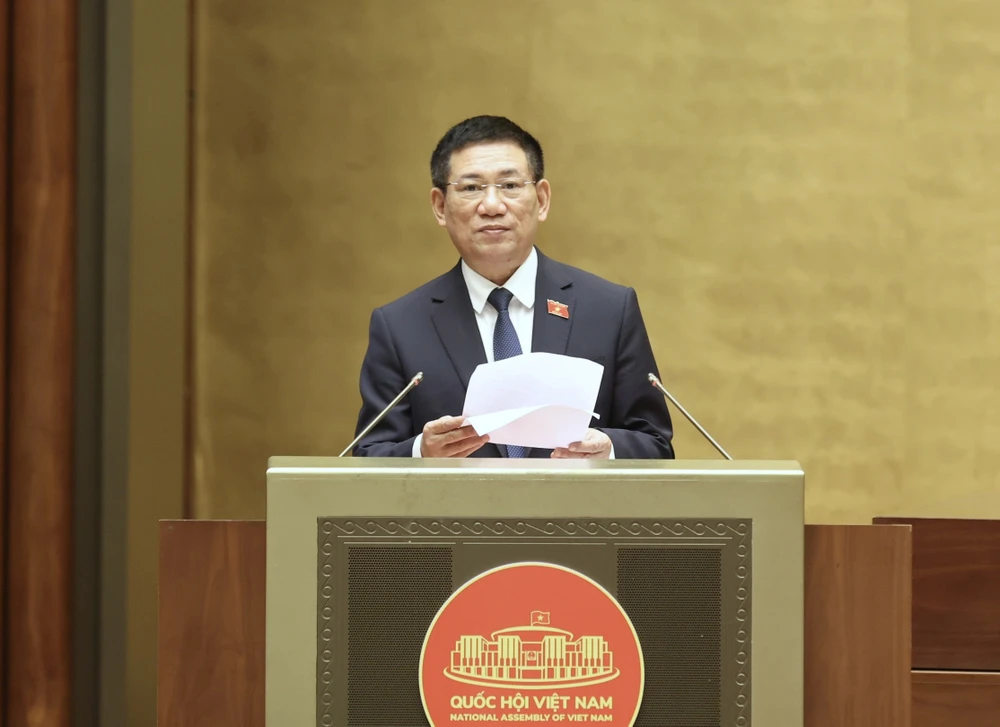 Bộ trưởng Bộ Tài chính Hồ Đức Phớc trình bày tờ trình của Chính phủ. Ảnh: QUANG PHÚC 