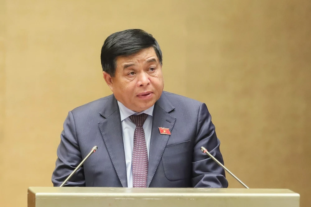 Bộ trưởng Bộ KH-ĐT Nguyễn Chí Dũng đã trình Quốc hội quyết định chủ trương đầu tư dự án đường liên vùng kết nối Khánh Hòa, Ninh Thuận và Lâm Đồng. Ảnh: QUANG PHÚC
