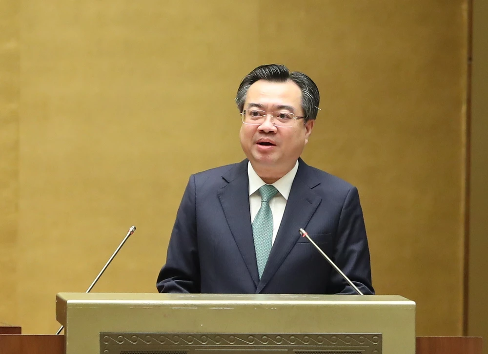 Bộ trưởng Bộ Xây dựng Nguyễn Thanh Nghị trình bày tờ trình của Chính phủ về dự án Luật Nhà ở (sửa đổi). Ảnh: QUANG PHÚC