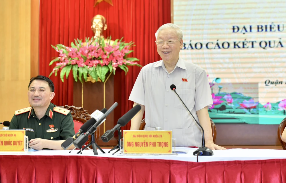 Tổng Bí thư Nguyễn Phú Trọng trao đổi với cử tri Hà Nội. Ảnh: VIẾT CHUNG 