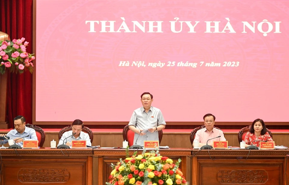 Chủ tịch Quốc hội Vương Đình Huệ chủ trì buổi làm việc với Ban Thường vụ Thành ủy Hà Nội 