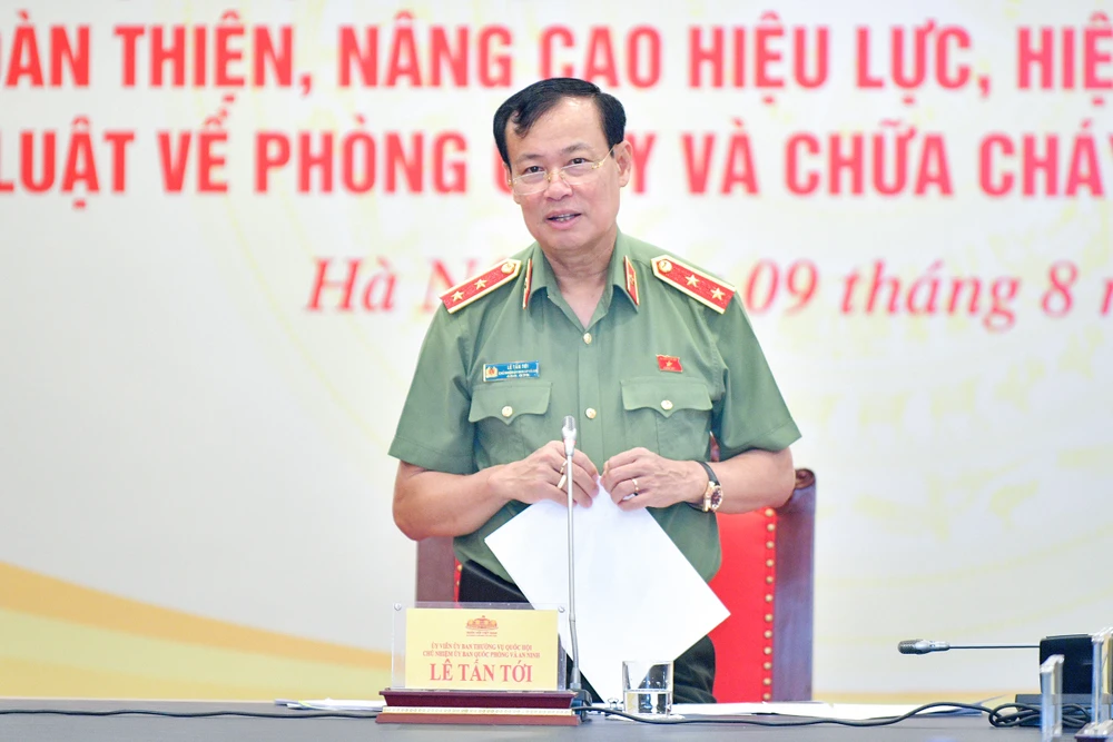 Chủ nhiệm Ủy ban Quốc phòng và An ninh Lê Tấn Tới - Trưởng Đoàn giám sát chủ trì phiên họp