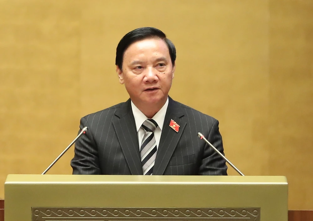 Phó Chủ tịch Quốc hội Nguyễn Khắc Định báo cáo tại hội nghị. Ảnh: QUANG PHÚC