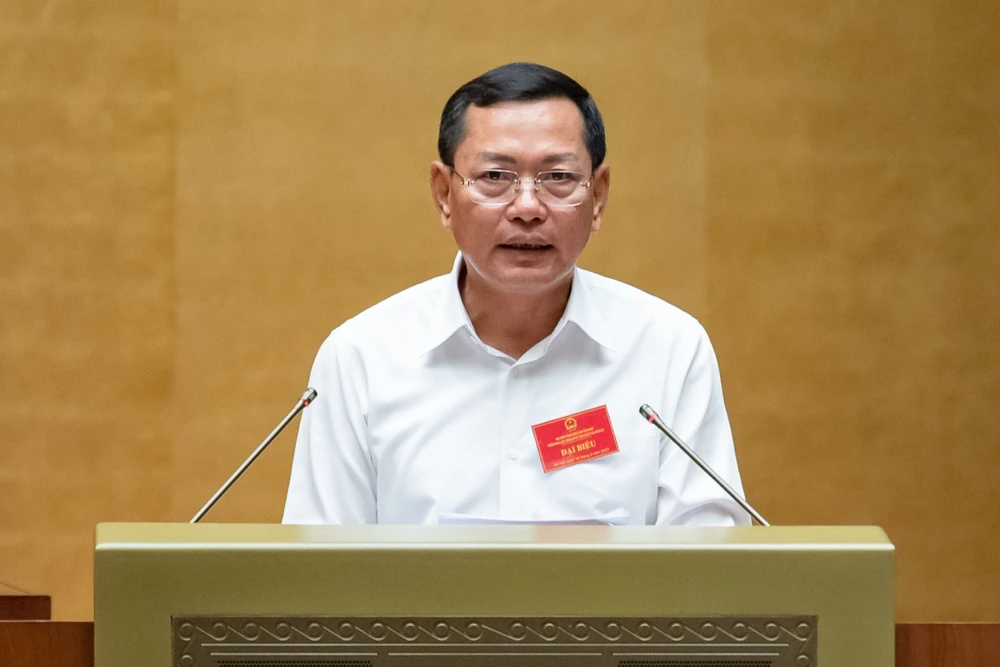 Phó Chánh án Tòa án nhân dân tối cao Nguyễn Văn Du trình bày Báo cáo về tổ chức phiên tòa trực tuyến 