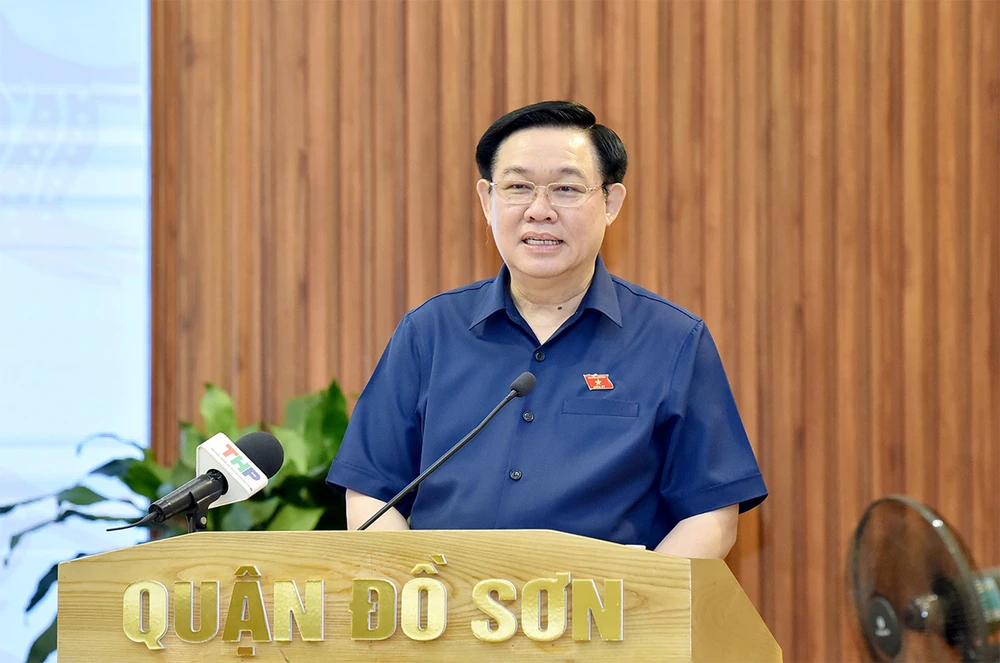 Chủ tịch Quốc hội Vương Đình Huệ phát biểu với cử tri Hải Phòng sáng 14-10