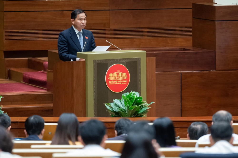 Chủ nhiệm Ủy ban Tài chính - Ngân sách Lê Quang Mạnh trình bày báo cáo thẩm tra. Ảnh: QUANG PHÚC
