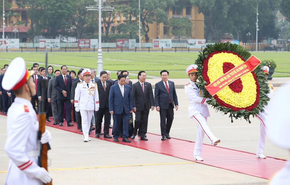 Vòng hoa của Đoàn mang dòng chữ: "Đời đời nhớ ơn Chủ tịch Hồ Chí Minh vĩ đại". Ảnh: QUANG PHÚC