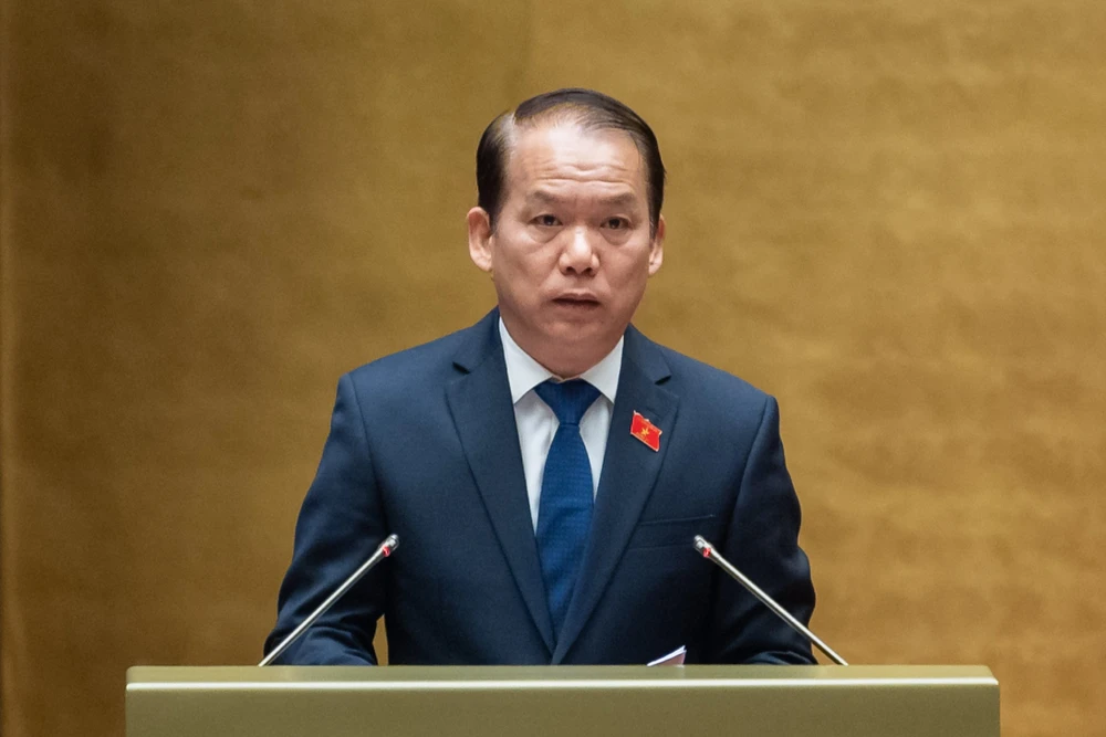 Chủ nhiệm Ủy ban Pháp luật của Quốc hội Hoàng Thanh Tùng trình bày báo cáo thẩm tra báo cáo của Chính phủ về công tác tiếp công dân, giải quyết khiếu nại, tố cáo của công dân năm 2023