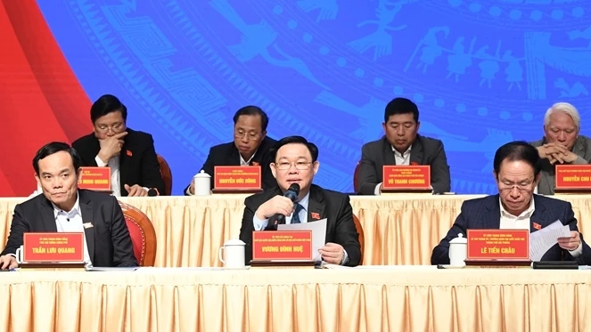 Chủ tịch Quốc hội Vương Đình Huệ và đoàn đại biểu Quốc hội thành phố Hải Phòng tiếp xúc cử tri