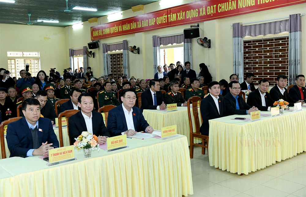 Chủ tịch Quốc hội Vương Đình Huệ cùng đoàn công tác Trung ương và lãnh đạo tỉnh Yên Bái tại buổi thăm, chúc Tết
