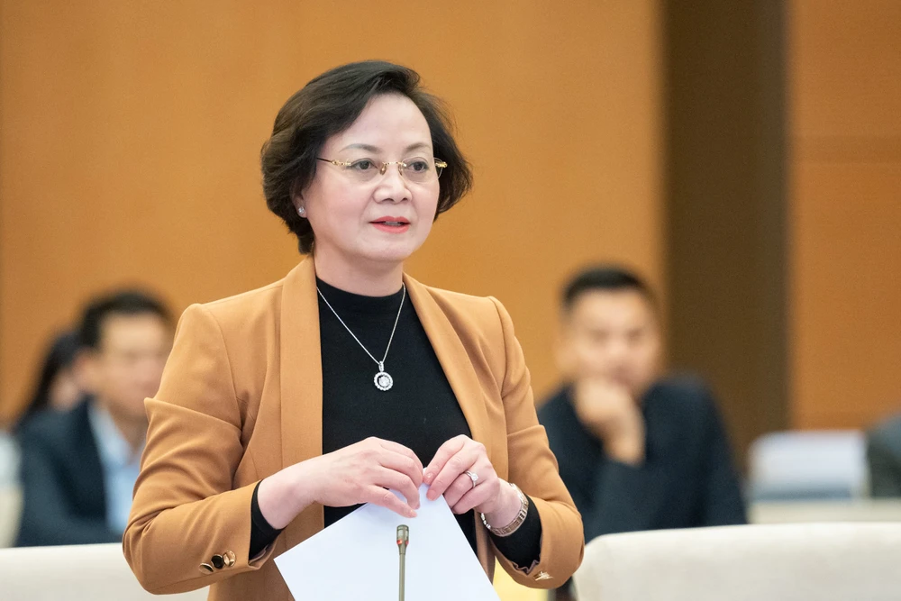 Bộ trưởng Bộ Nội vụ Phạm Thị Thanh Trà trình bày tờ trình của Chính phủ
