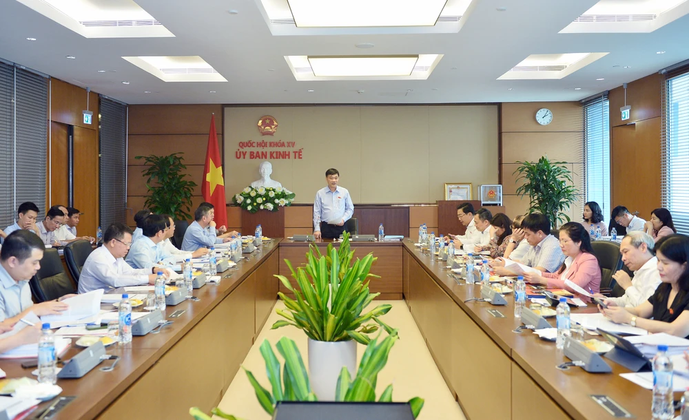 Chủ nhiệm Ủy ban Kinh tế Vũ Hồng Thanh chủ trì phiên thẩm tra 