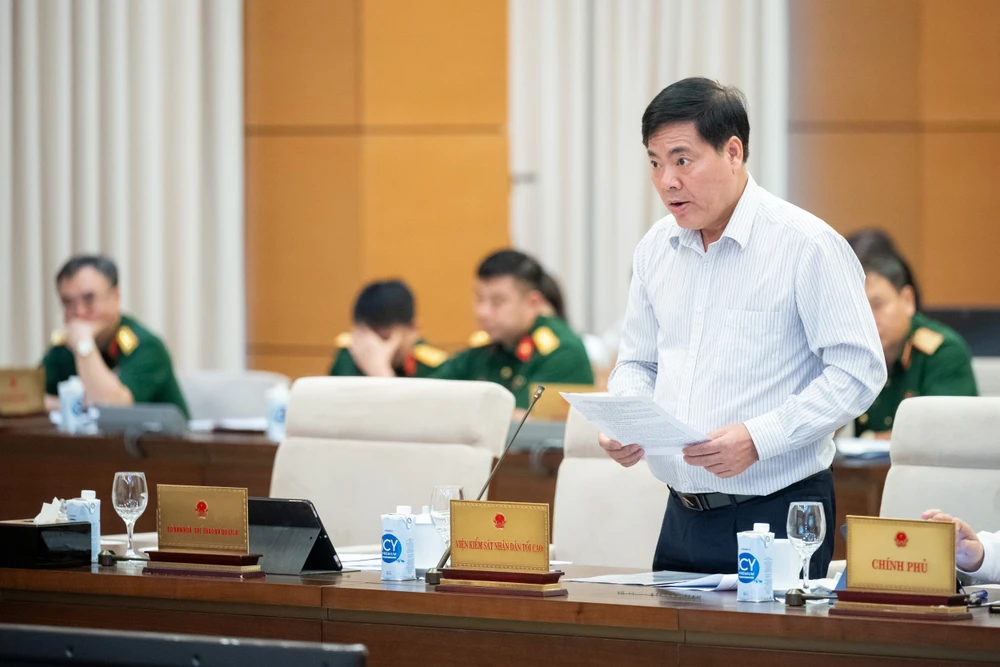Phó Viện trưởng Viện Kiểm sát nhân dân tối cao Nguyễn Quang Dũng trình bày tờ trình đề nghị xây dựng Luật Tương trợ tư pháp về hình sự. Ảnh: VIẾT CHUNG