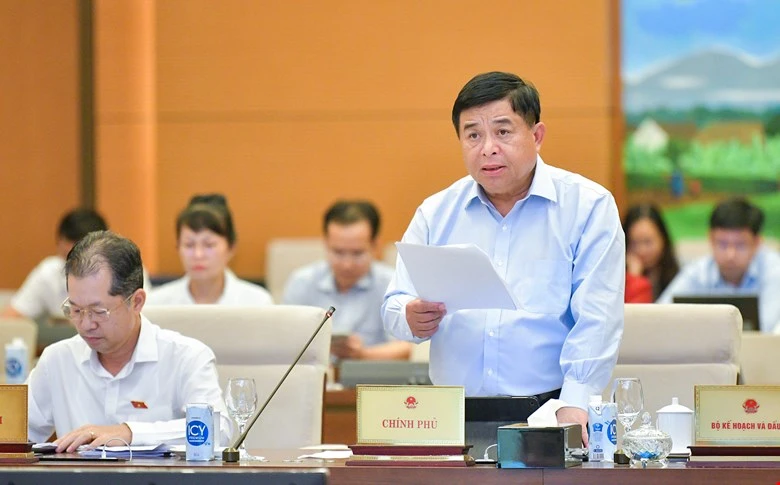Bộ trưởng Bộ KH-ĐT Nguyễn Chí Dũng trình bày tờ trình của Chính phủ