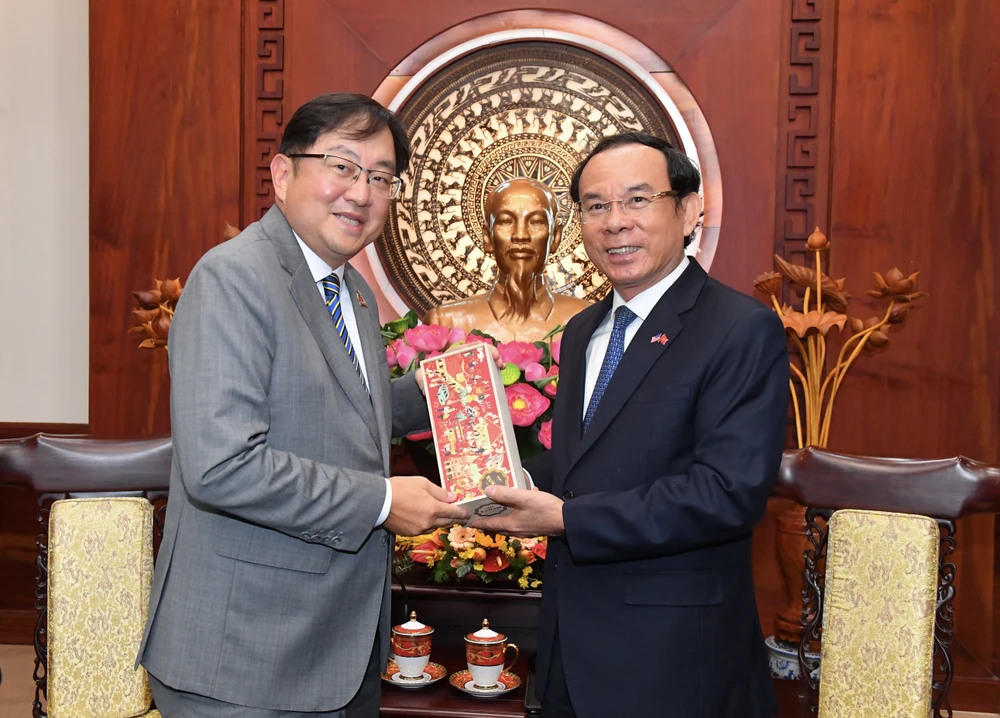 Bí thư Thành ủy TPHCM Nguyễn Văn Nên và Đại sứ Malaysia tại Việt Nam Dato Tan Yang Thai tại buổi tiếp. Ảnh: VIỆT DŨNG