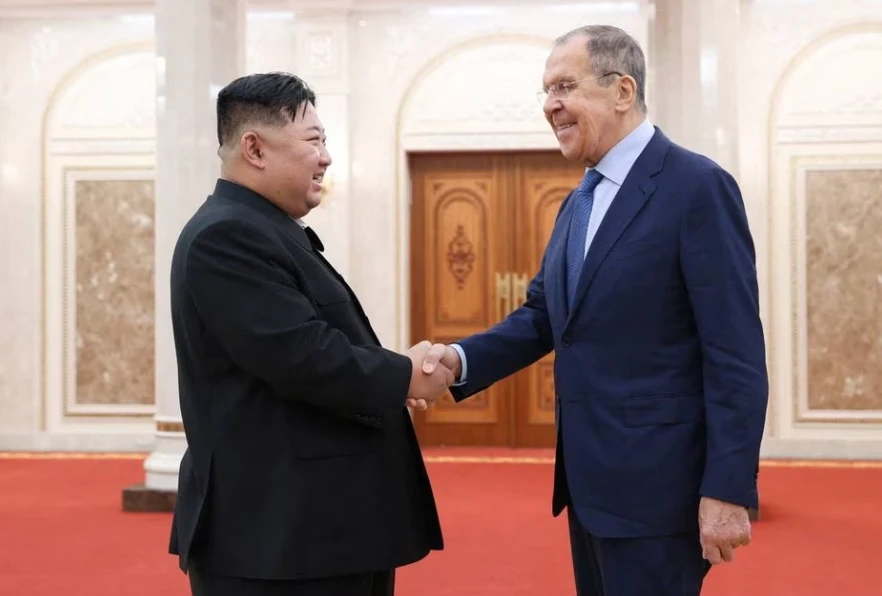 Nhà lãnh đạo Triều Tiên Kim Jong-un (trái) và Ngoại trưởng Nga Sergei Lavrov. Ảnh: REUTERS