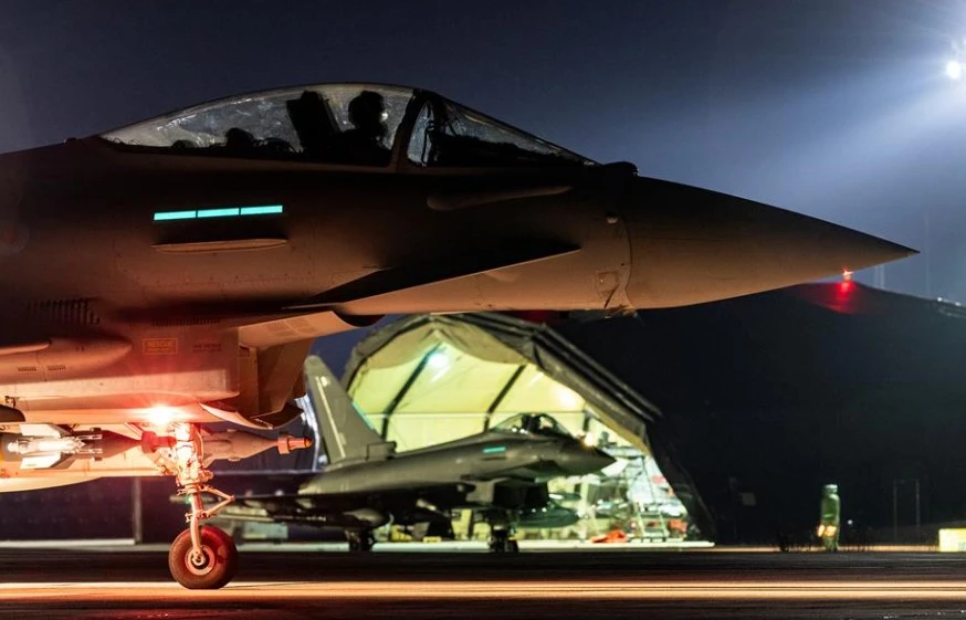 Máy bay chiến đấu của không quân Hoàng gia Anh chuẩn bị tấn công lực lượng Houthi ngày 24-2-2024. Ảnh: REUTERS