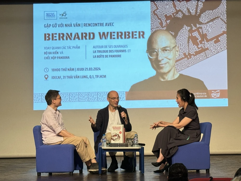Nhà văn người Pháp Bernard Werber tại cuộc gặp do Viện Pháp tại Việt Nam tổ chức ở IDECAF. Ảnh: VIỆN PHÁP TẠI VIỆT NAM