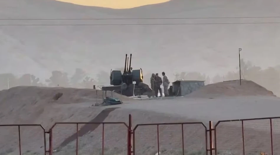 Các quân nhân Iran canh gác một cơ sở hạt nhân ở khu vực Zardanjan, tỉnh Isfahan. Ảnh: REUTERS