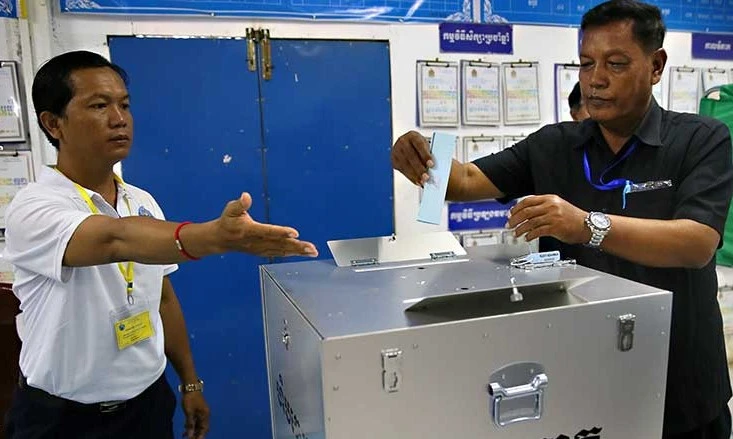 Người dân đi bỏ phiếu tại một điểm bầu cử ở Thủ đô Phnom Penh, Campuchia ngày 26-5. Ảnh: KHMER TIMES 