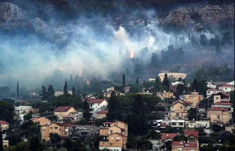 Lửa, khói bốc lên ở khu vực gần Kiryat Shmona, phía Bắc Israel sau vụ tấn công của Hezbollah vào đầu tháng 6. Ảnh: Reuters