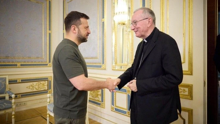 Tổng thống Ukraine Volodymyr Zelensky và Hồng y Pietro Parolin. Ảnh: VATICAN NEWS