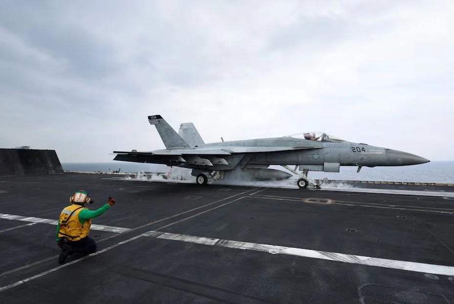 Một máy bay chiến đấu F/A-18E Super Hornet của Mỹ cất cánh từ tàu sân bay USS Dwight D. Eisenhower ở phía Nam Biển Đỏ, Trung Đông. Ảnh: REUTER