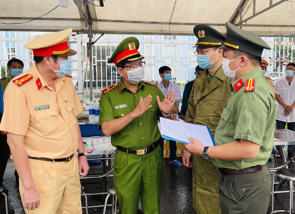 Thiếu tướng Trần Đức Tài kiểm tra công tác triển khai lực lượng, phương tiện, trang bị hậu cần, công tác phối hợp với các lực lượng công an TPHCM. Ảnh: VĂN MINH