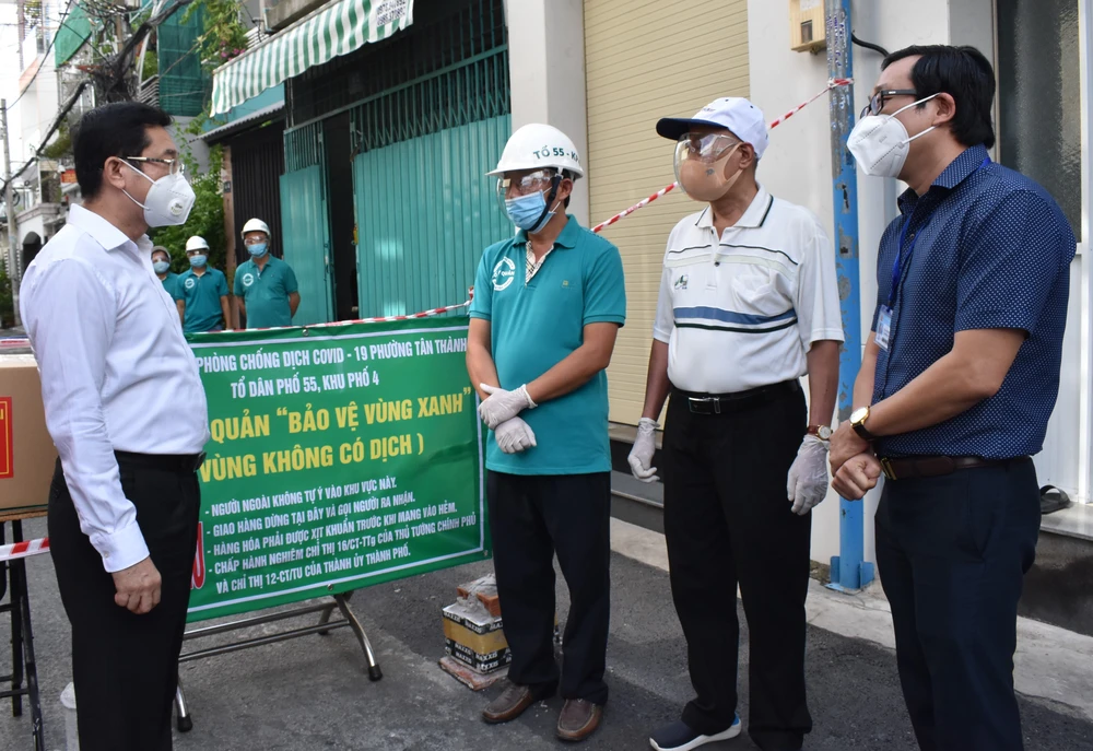 Chủ nhiệm Ủy ban Kiểm tra Thành ủy TPHCM Dương Ngọc Hải thăm chốt kiểm soát "vùng xanh" ở quận Tân Phú