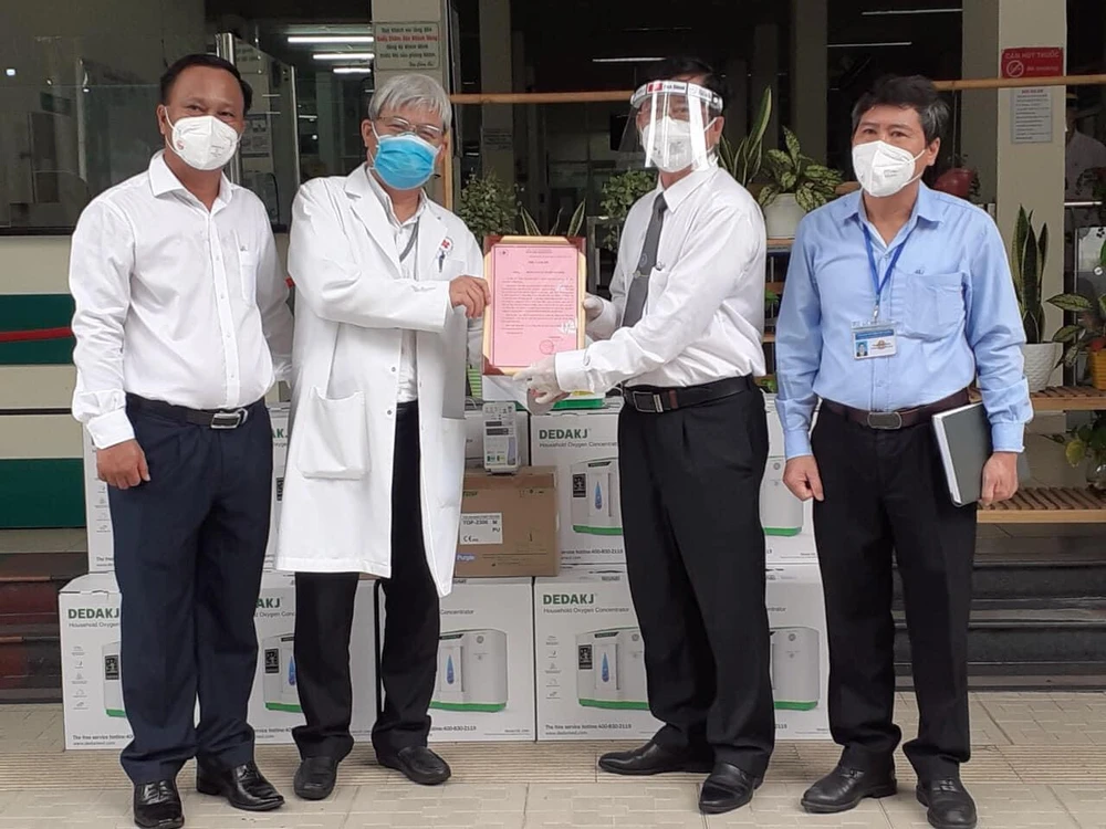 Đoàn Luật sư TPHCM trao tặng trang thiết bị y tế cho Bệnh viện Nhân dân 115