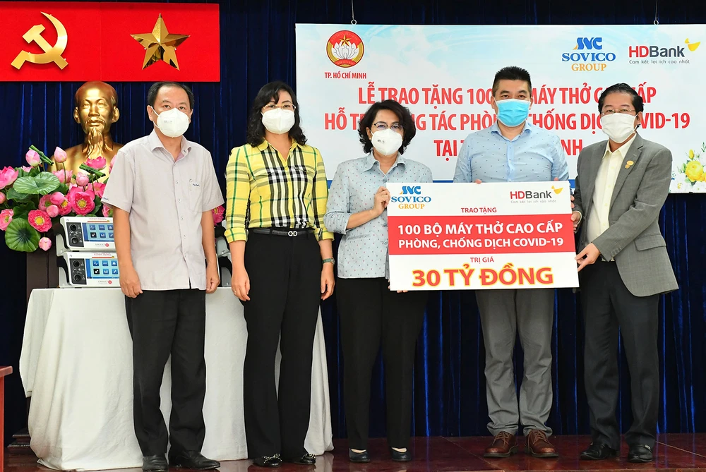 Chủ tịch Ủy ban MTTQ VN TPHCM Tô Thị Bích Châu và Phó Chủ tịch UBND TPHCM Phan Thị Thắng tiếp nhận 100 bộ máy thở cao cấp do Sovico và HD Bank trao tặng. Ảnh: VIỆT DŨNG