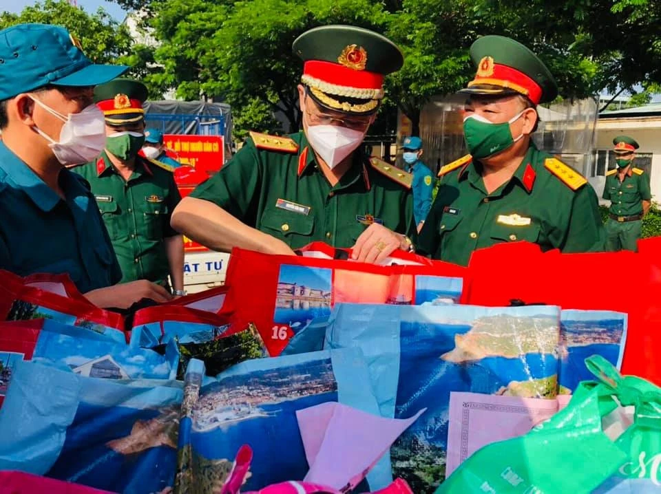 Trung tướng Nguyễn Văn Nam, Tư lệnh Bộ Tư lệnh TPHCM kiểm tra các phần quà tặng người dân gặp khó khăn trên địa bàn quận 12