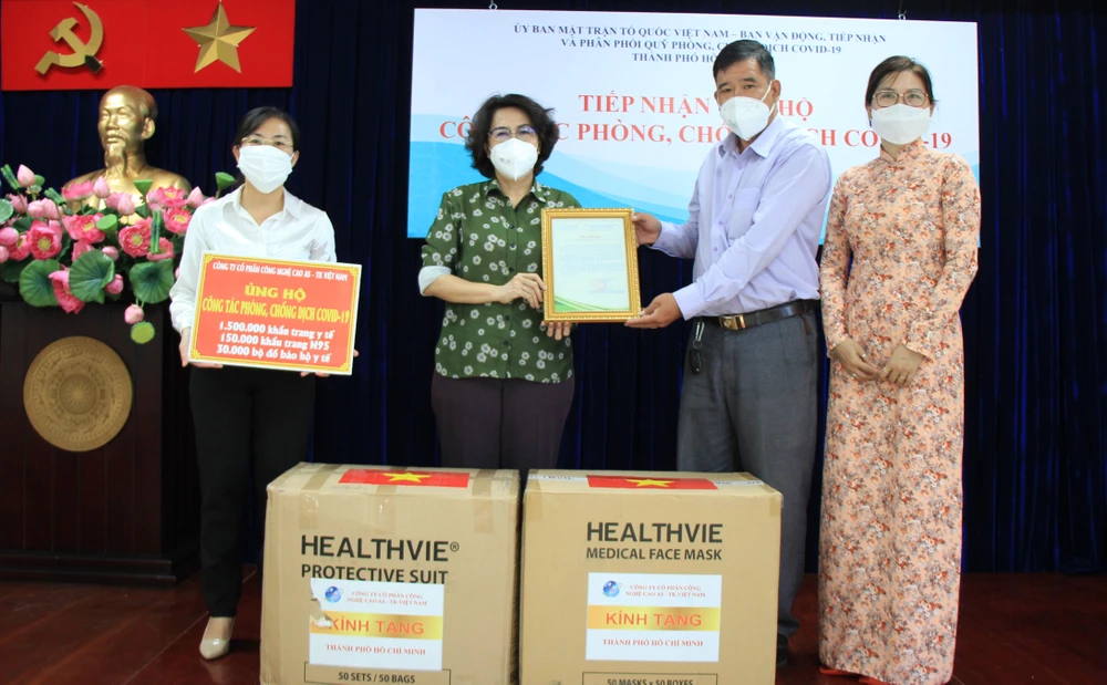 Chủ tịch Ủy ban MTTQ Việt Nam TPHCM Tô Thị Bích Châu tiếp nhận trang thiết bị y tế do Công ty Cổ phần Công nghệ cao AS-TK Việt Nam trao tặng