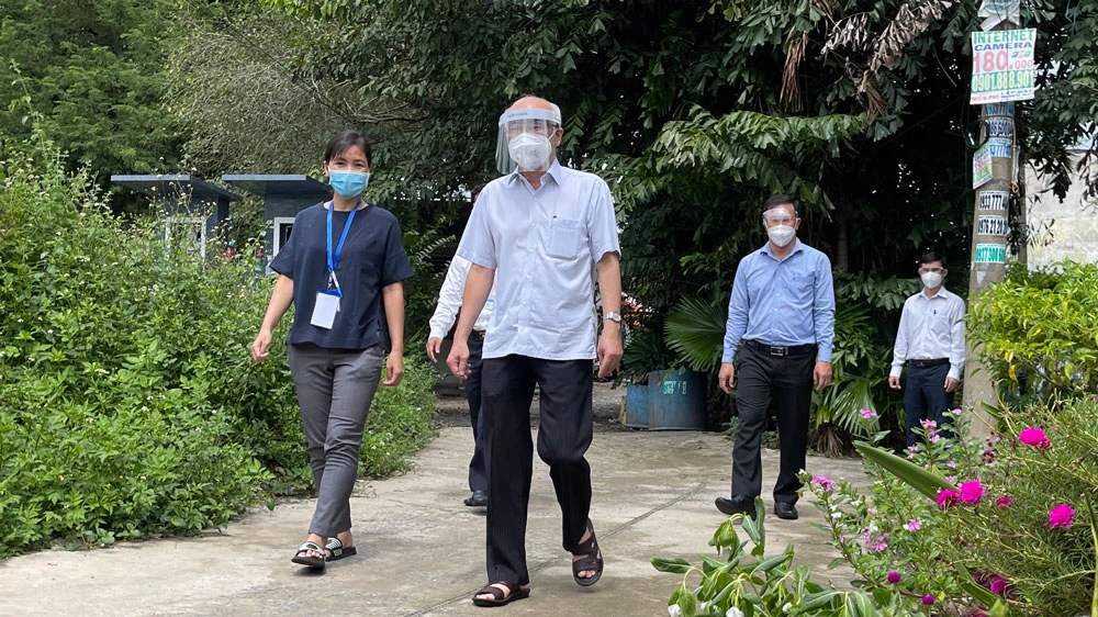 Đồng chí Phan Nguyễn Như Khuê thăm gia đình nhân viên y tế mắc Covid-19 tại TPHCM. Ảnh: HOÀNG HÙNG