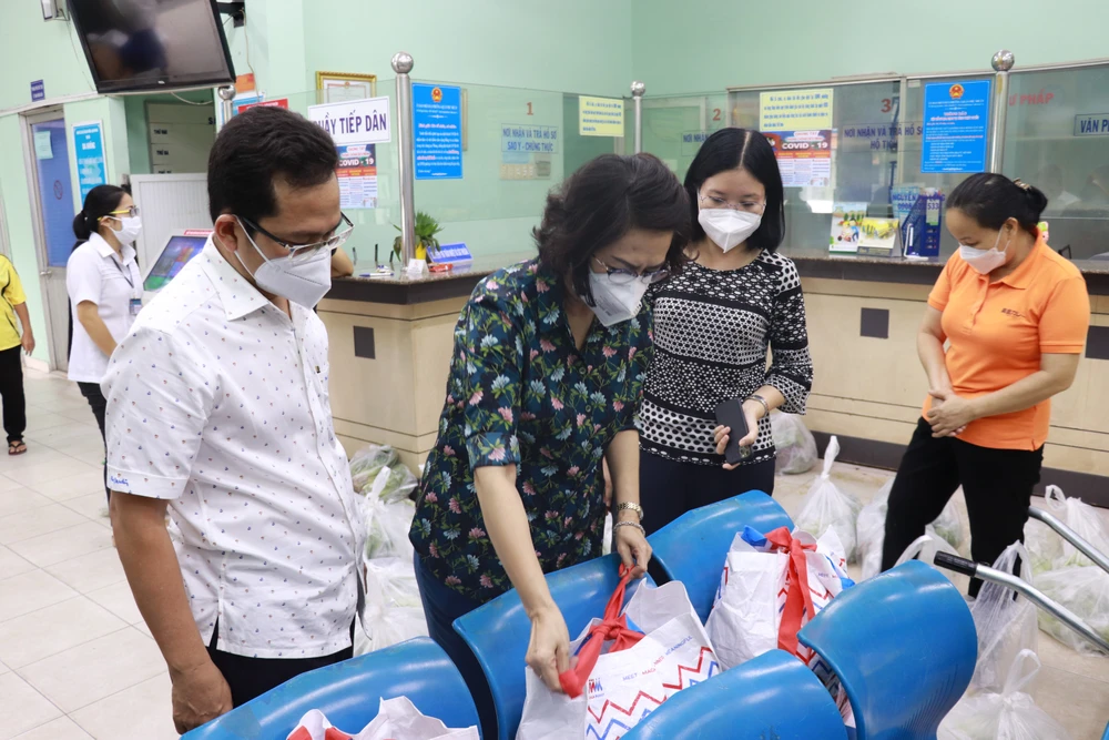 Đồng chí Tô Thị Bích Châu khảo sát các túi an sinh tại Trung tâm an sinh quận Phú Nhuận