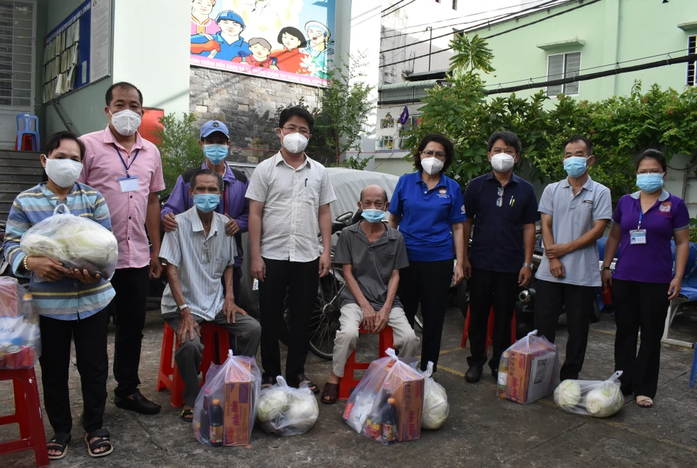 Đồng chí Tô Thị Bích Châu tặng túi an sinh cho người khó khăn phường 15, quận Phú Nhuận