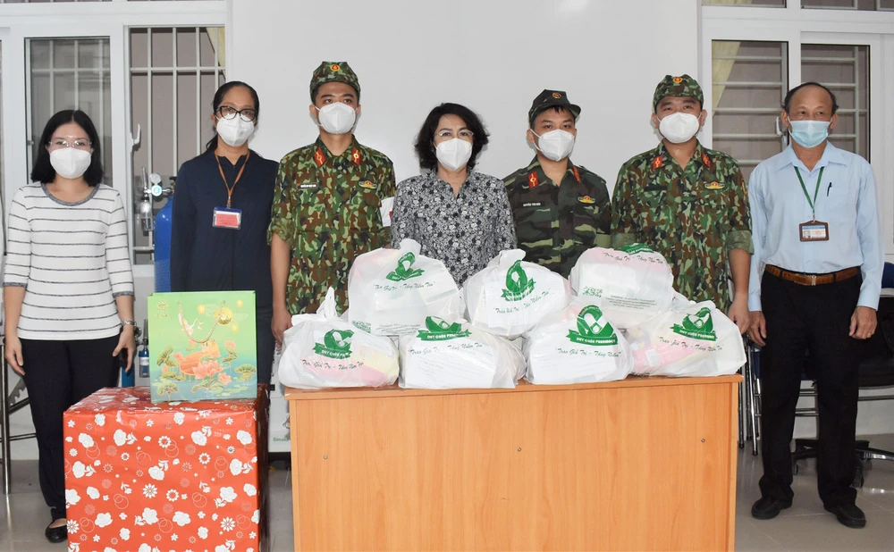 Đồng chí Tô Thị Bích Châu tặng quà động viên đội ngũ y bác sĩ, nhân viên y tế Trạm y tế lưu động phường 2, quận Phú Nhuận