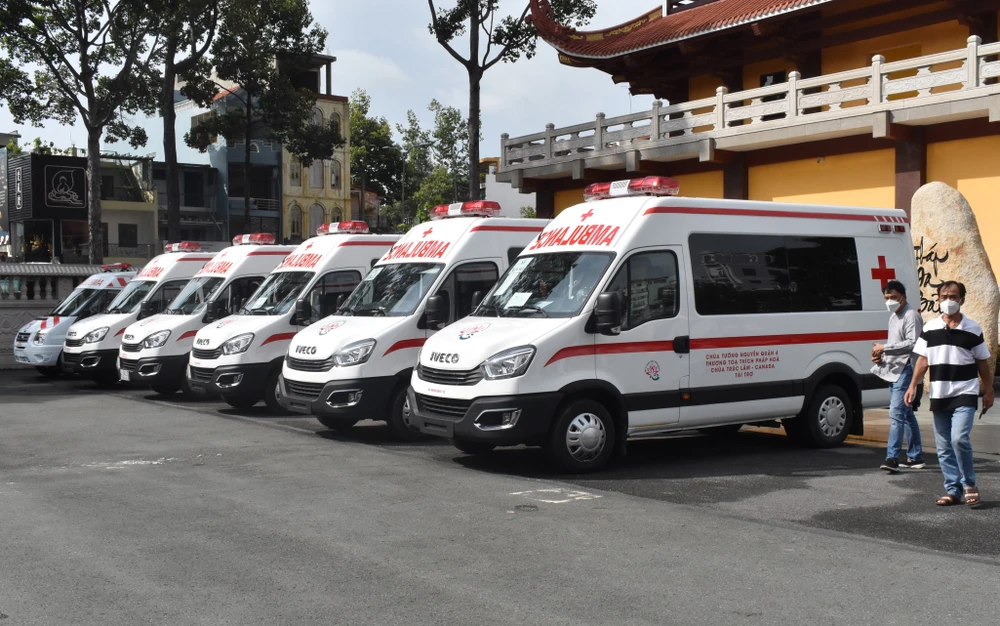 Giáo hội Phật giáo Việt Nam TPHCM và Hội Từ thiện chùa Tường Nguyên trao tặng xe cứu thương cho các bệnh viện