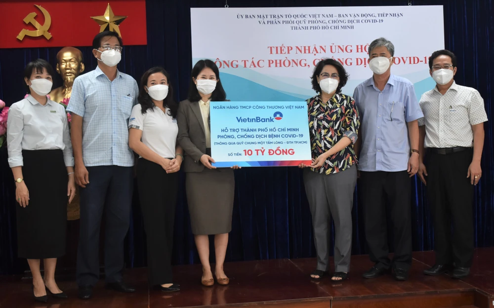 Chủ tịch Ủy ban MTTQ Việt Nam TPHCM Tô Thị Bích Châu tiếp nhận bảng tượng trưng ủng hộ Quỹ phòng chống dịch Covid-19 của Ngân hàng Vietinbank thông qua Quỹ “Chung một tấm lòng” của Đài Truyền hình TPHCM